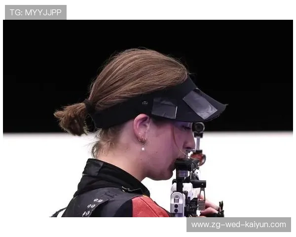 射击比赛风大到帽子飞走,选手照样命中 射击比赛风大到帽子飞走,选手照样命中